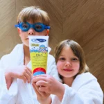 Maluch na basenie - dlaczego woda tak dobrze wspiera rozwój dziecka i jak zadbać o jego komfort przed i po zajęciach? Rozmowa z Julią Małek ze Szkoły Mania Pływania wyspa kobiet