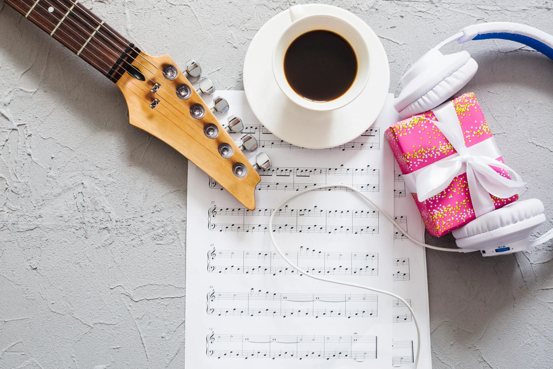 Prezent dla muzyka — jak wybrać upominek, który naprawdę zagra na emocjach?